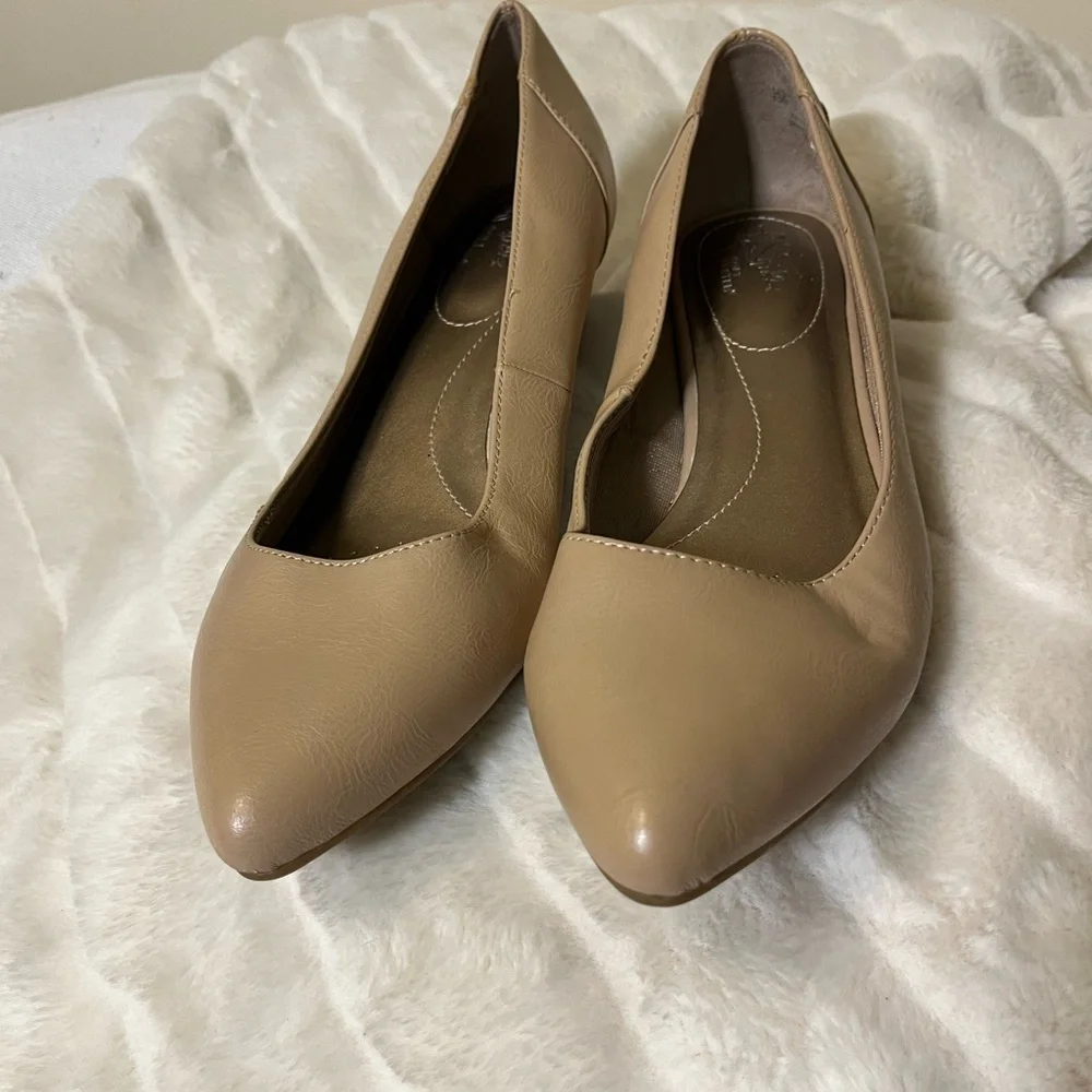 Lifestride Flex Spark 10M Nude Leather Kitten Wedge Workwear Office Summer Work